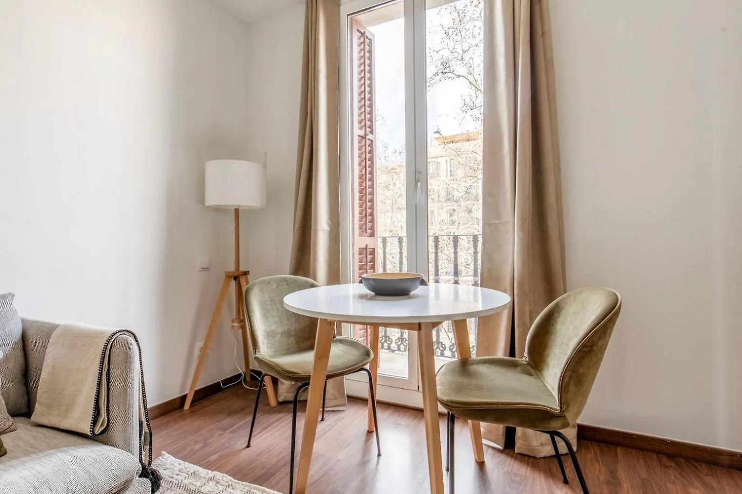 바르셀로나 Blueground La Dreta De Leixample Balcony Bcn-130 아파트