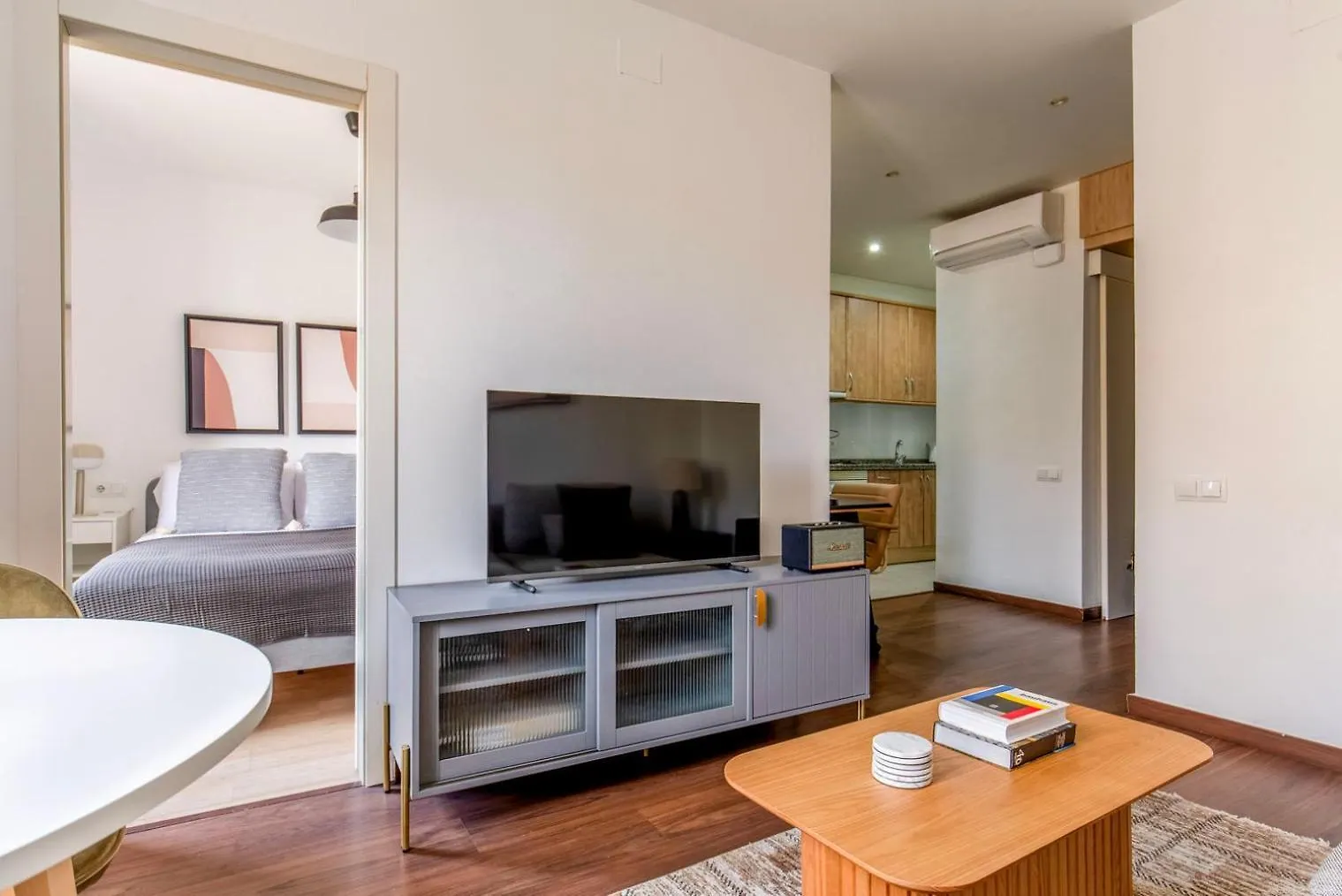 바르셀로나 Blueground La Dreta De Leixample Balcony Bcn-130 아파트